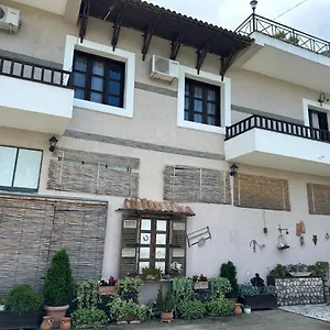  Pensión Local Living Edi Albania